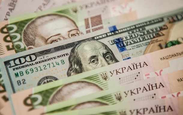 Відмова від фіксованого курсу: за тиждень українці скупили майже $300 млн