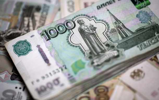 Російський рубль падає слідом за нафтою