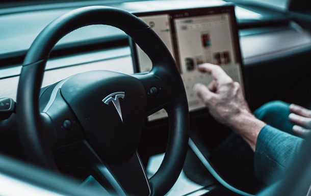 Tesla відкликала понад 120 тисяч авто зі США 