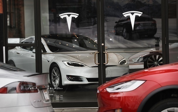 Tesla відкликає майже 200 тисяч авто у США 